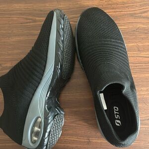 STQ mesh walking shoes.